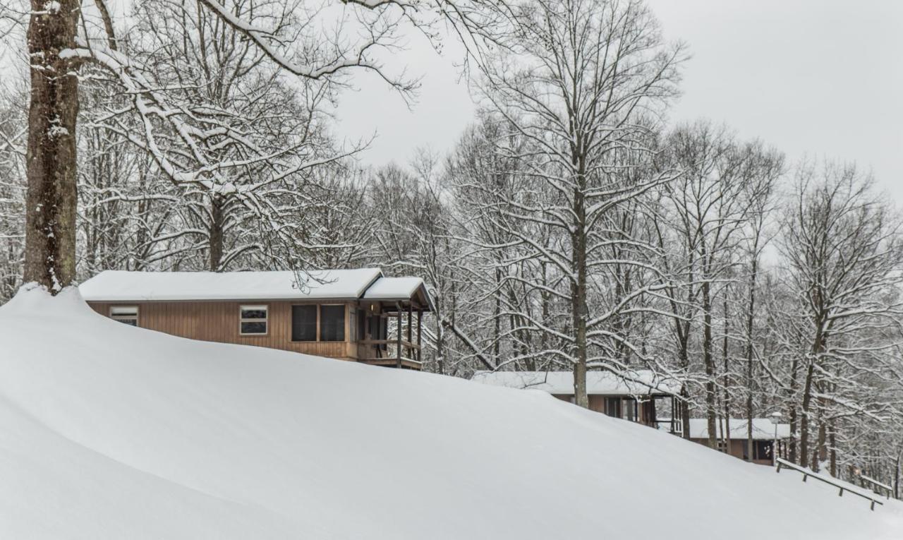 Burr Oak Lodge And Conference Center Glouster Esterno foto