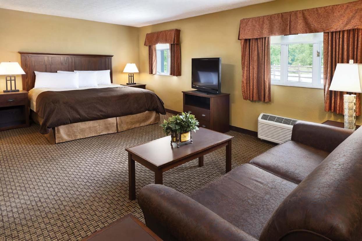 Burr Oak Lodge And Conference Center Glouster Esterno foto