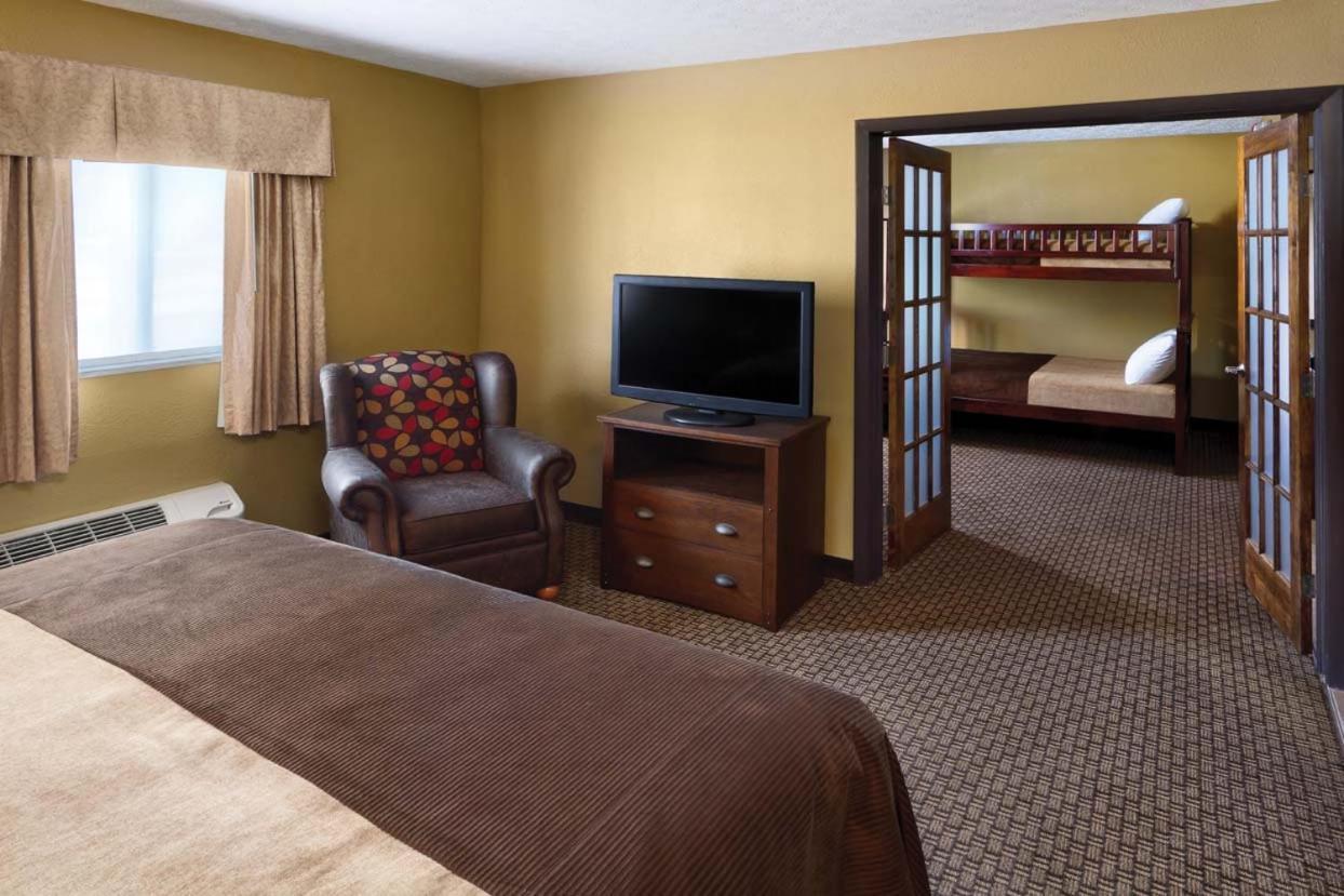 Burr Oak Lodge And Conference Center Glouster Esterno foto